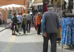 In centro città nel giorno di mercato. Gli 